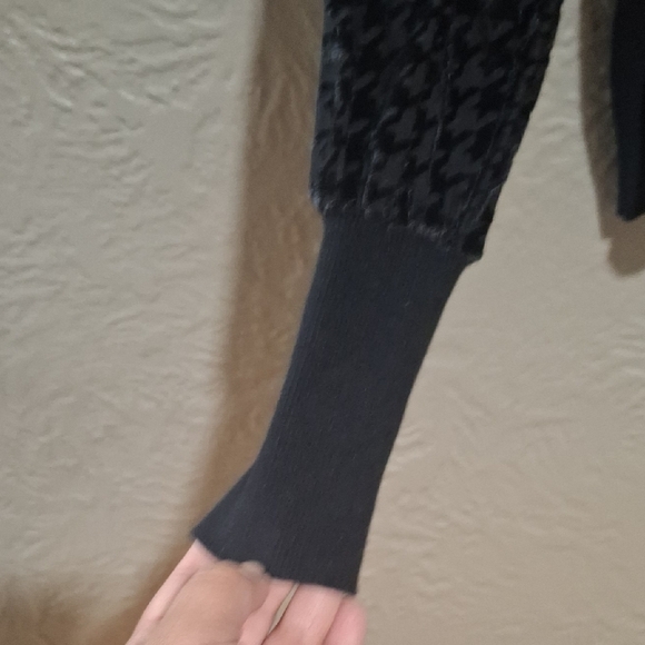 Fate Black Wome's Sweater with Textured Sleeves Size S - Picture 4 of 9